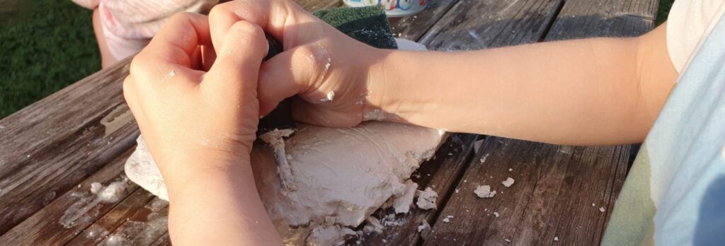 Schlüssel aus Gips ausgraben