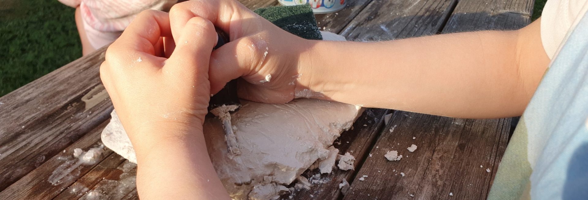 Schlüssel aus Gips ausgraben