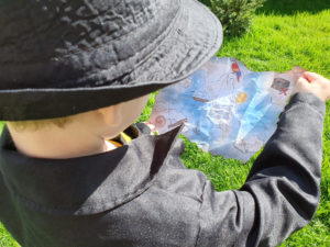 Piraten-Schatzsuche: Junge mit Schatzkarte