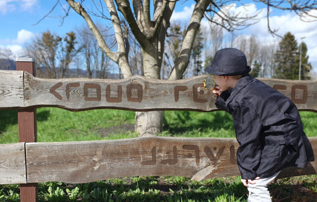 Kleiner Detektiv untersucht Geheimcode