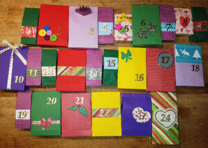 Adventskalender aus selbstgebastelten Tütchen