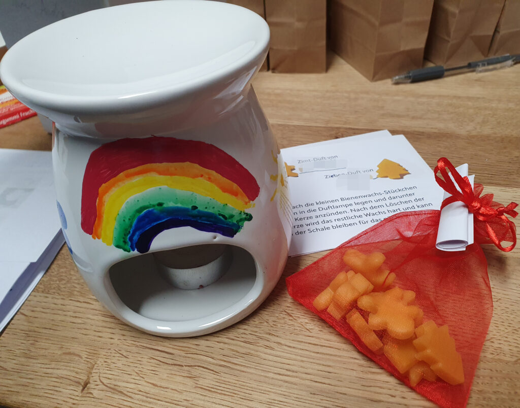 Selbstbemalte Duftlampe mit Bienenwachs-Melts für Adventskalender