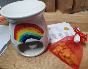 Selbstbemalte Duftlampe mit Bienenwachs-Melts für Adventskalender